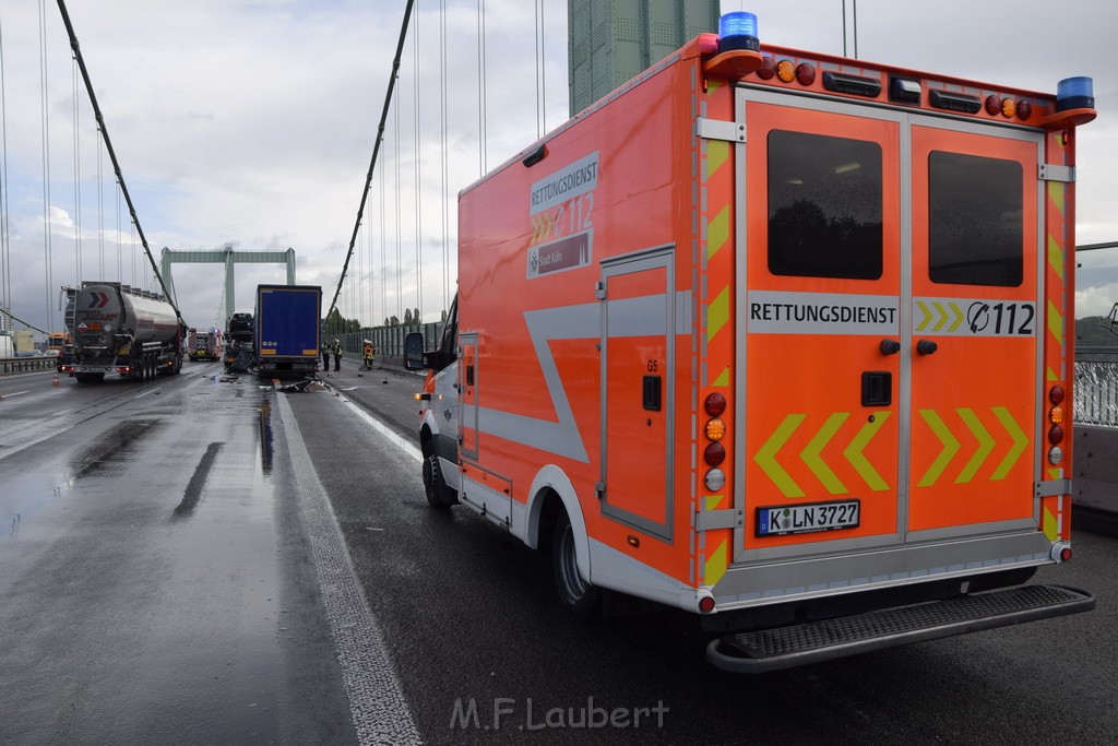 Schwerer LKW VU PKlemm A 4 Rich Olpe auf der Rodenkirchener Bruecke P007.JPG - Miklos Laubert